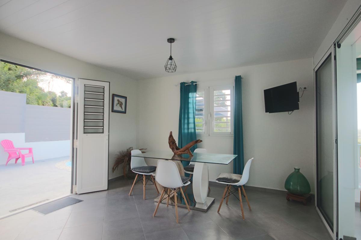 11 Location villa piscine martinique_espace repas intérieur